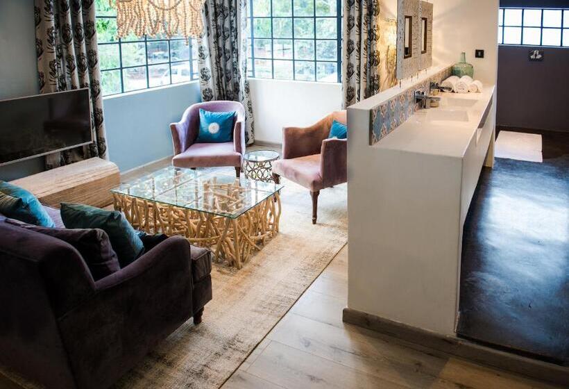 اتاق سوپریور, Latitude 13 Degrees