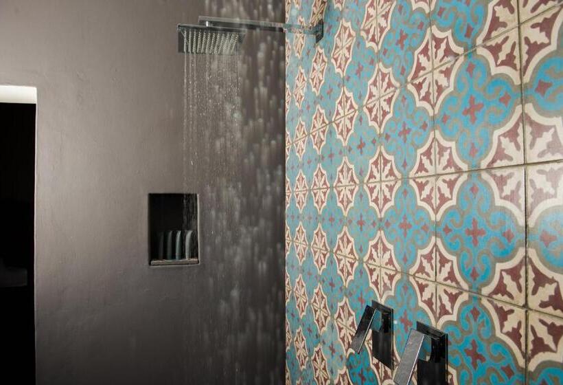 اتاق سوپریور, Latitude 13 Degrees