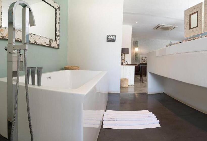 اتاق سوپریور, Latitude 13 Degrees