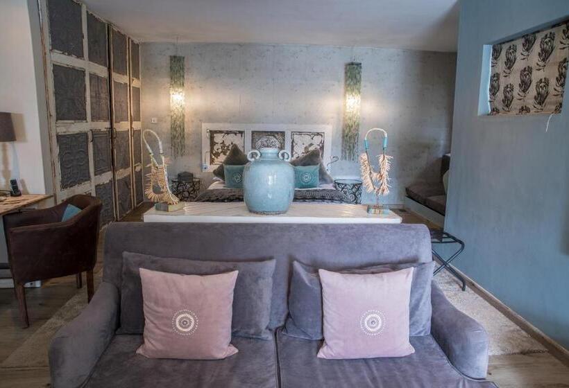 اتاق سوپریور, Latitude 13 Degrees