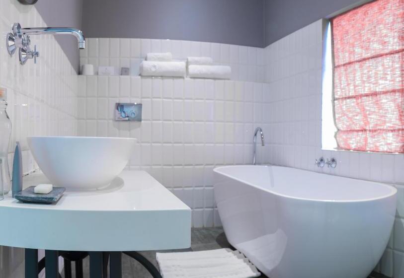 سوئیت با بالکن, Latitude 13 Degrees