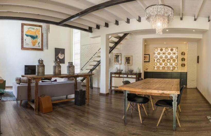 سوئیت با بالکن, Latitude 13 Degrees