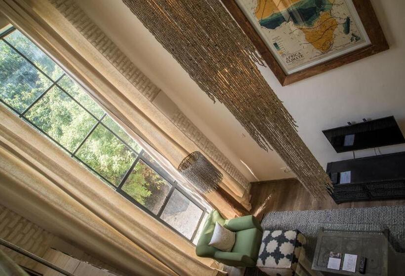 سوئیت با بالکن, Latitude 13 Degrees