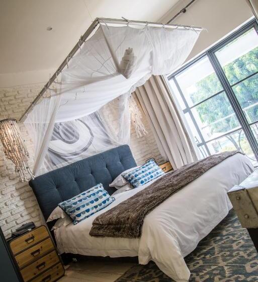 سوئیت با بالکن, Latitude 13 Degrees