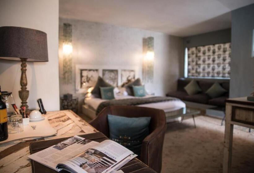 اتاق سوپریور, Latitude 13 Degrees