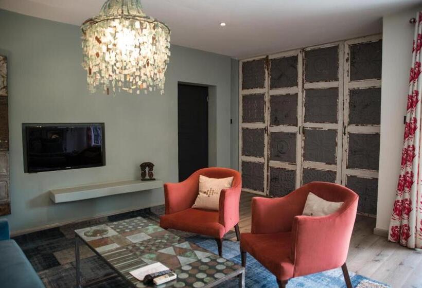 اتاق سوپریور, Latitude 13 Degrees