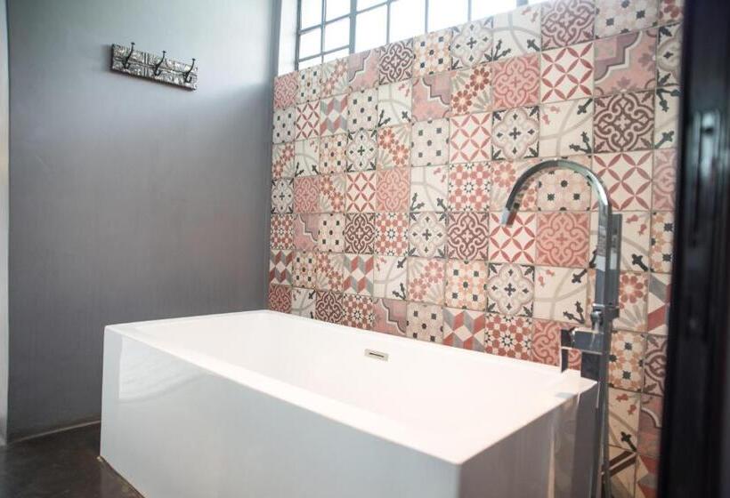 اتاق سوپریور, Latitude 13 Degrees