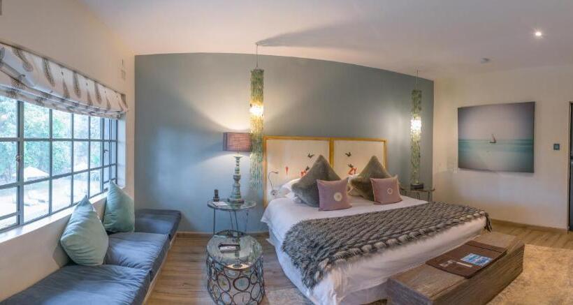 اتاق سوپریور, Latitude 13 Degrees