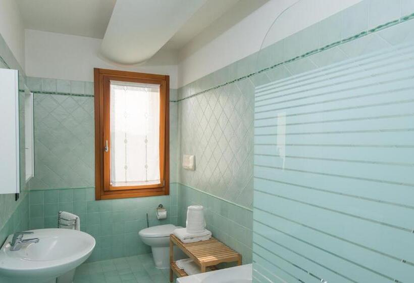 חדר לארבעה סטנדרטי עם נוף לגינה, La Casa Di Linda