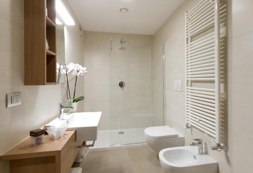 غرفة كلاسيكية ثلاثية, Albergo Al Tarcentino