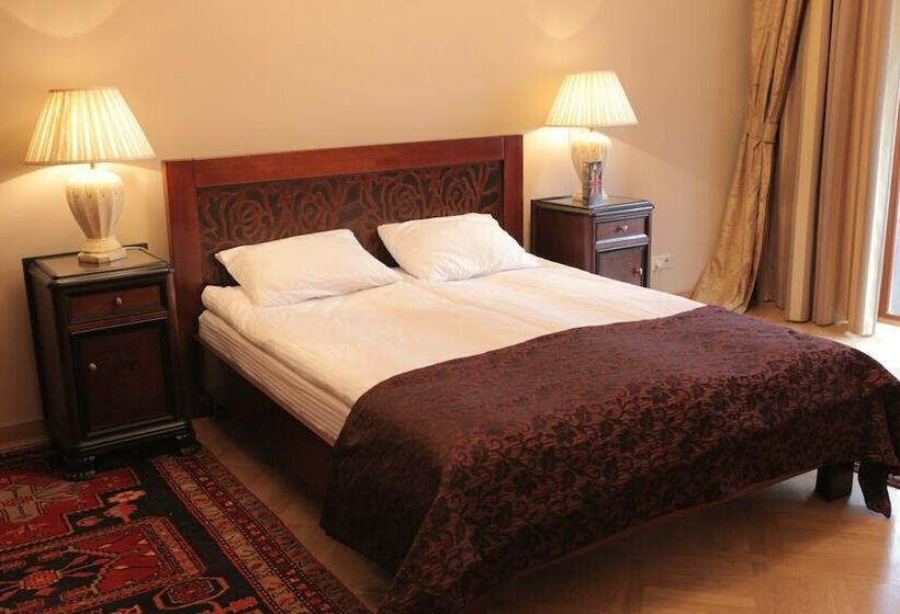 سوییت لوکس, British Club Lviv