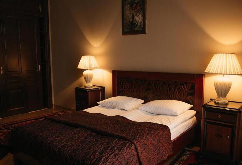 سوئیت با بالکن, British Club Lviv