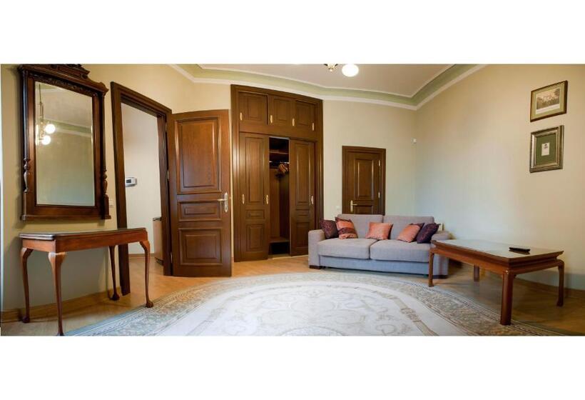 سوییت جونیور, British Club Lviv