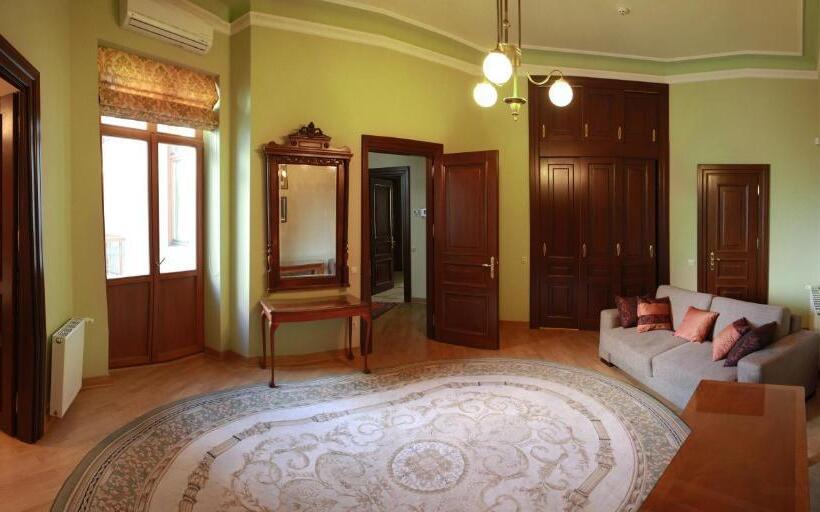 سوییت جونیور, British Club Lviv