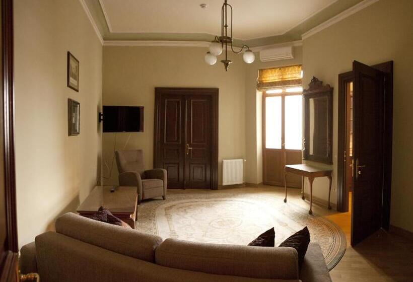 سوییت جونیور, British Club Lviv