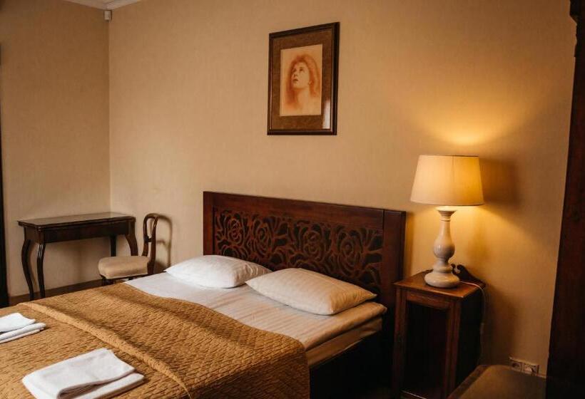 سوییت جونیور, British Club Lviv