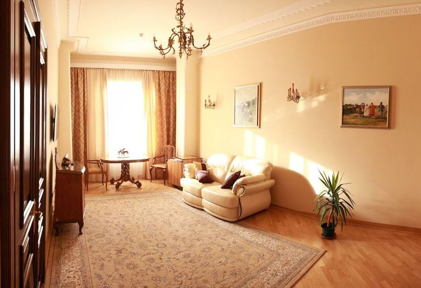 سوییت لوکس, British Club Lviv