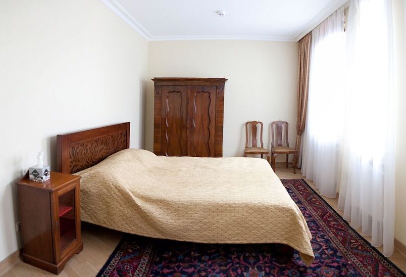 سوییت جونیور, British Club Lviv