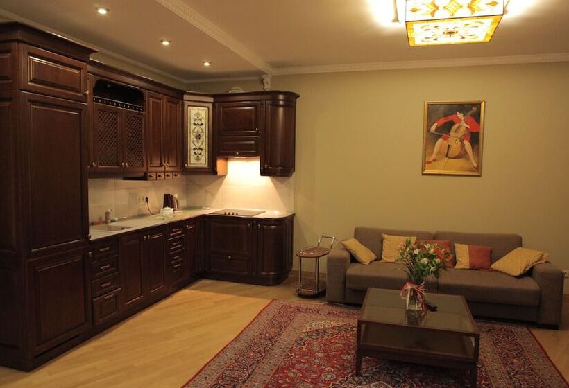 سوییت جونیور, British Club Lviv