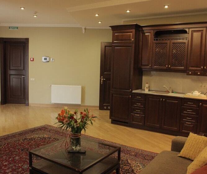 سوییت جونیور, British Club Lviv