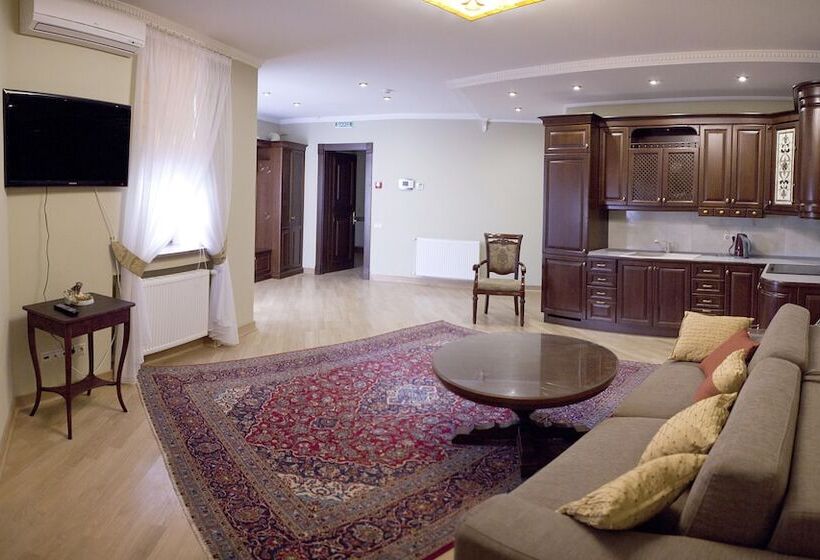 سوییت جونیور, British Club Lviv