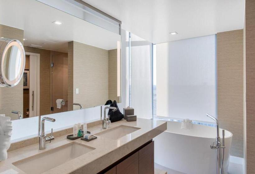 스위트 킹사이즈 침대, Omni Frisco At The Star