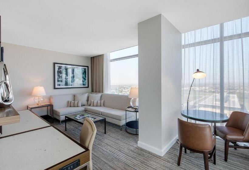 스위트 킹사이즈 침대, Omni Frisco At The Star