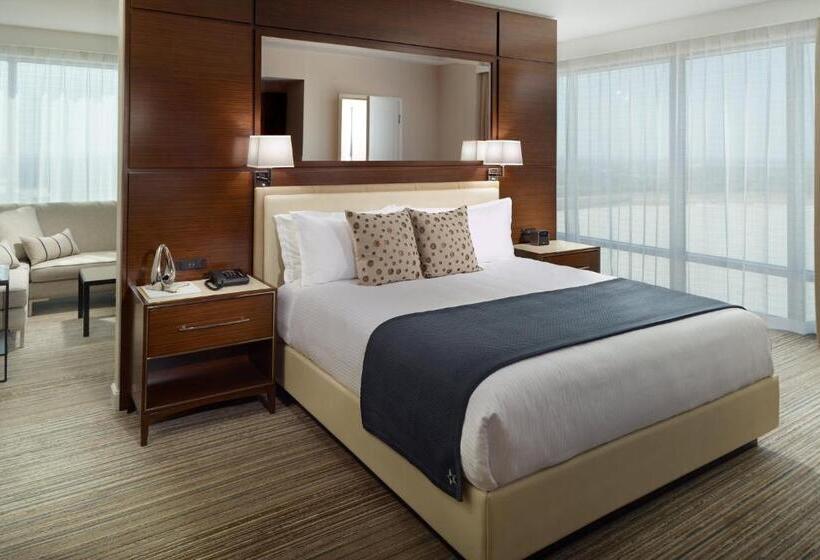 스위트 킹사이즈 침대, Omni Frisco At The Star