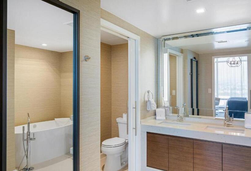 디럭스 스위트 킹 침대, Omni Frisco At The Star