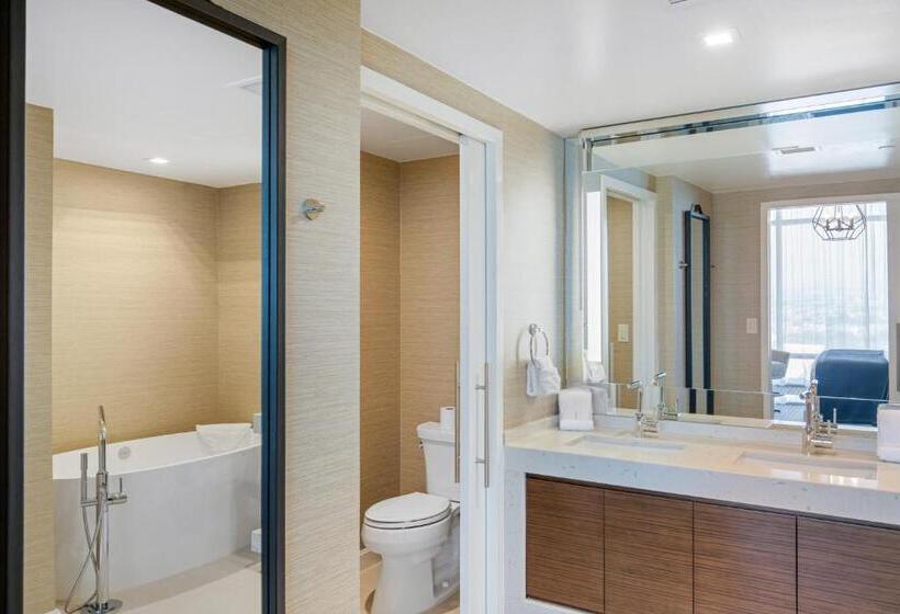 디럭스 스위트 킹 침대, Omni Frisco At The Star