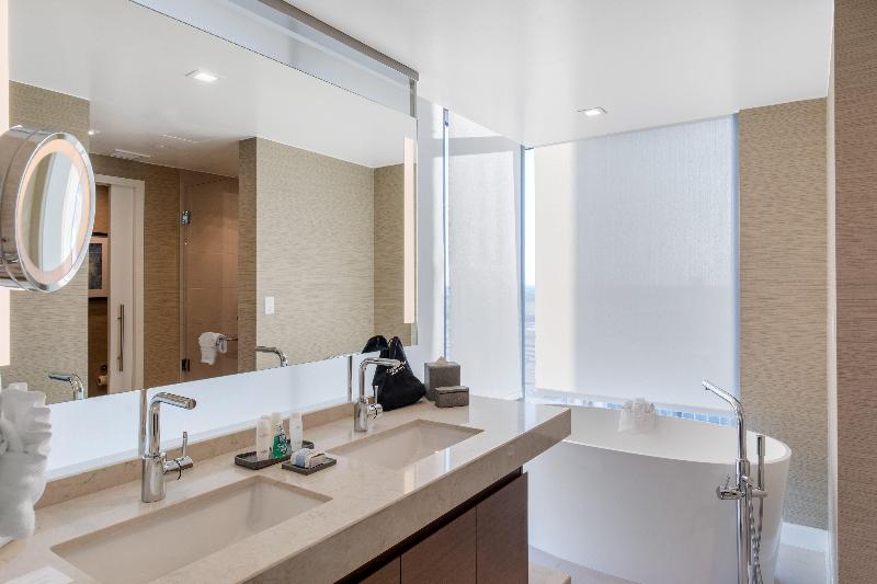 스위트 킹사이즈 침대, Omni Frisco At The Star