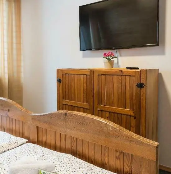 Standard Kolmen Hengen Huone, Pod šaumburkem