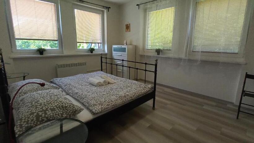 סטודיו משפחתי, Pod šaumburkem