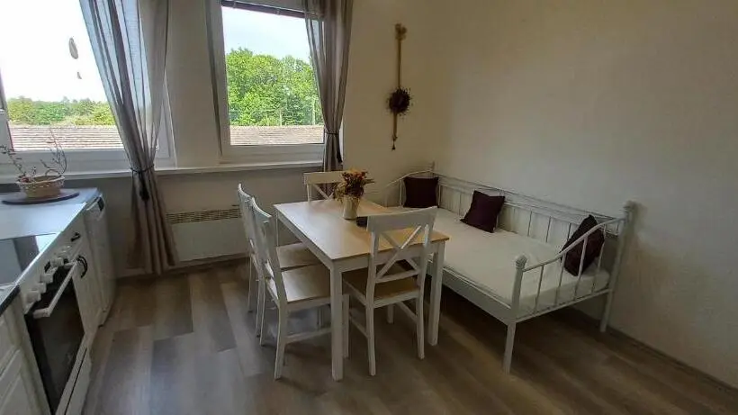 Perhestudio, Pod šaumburkem