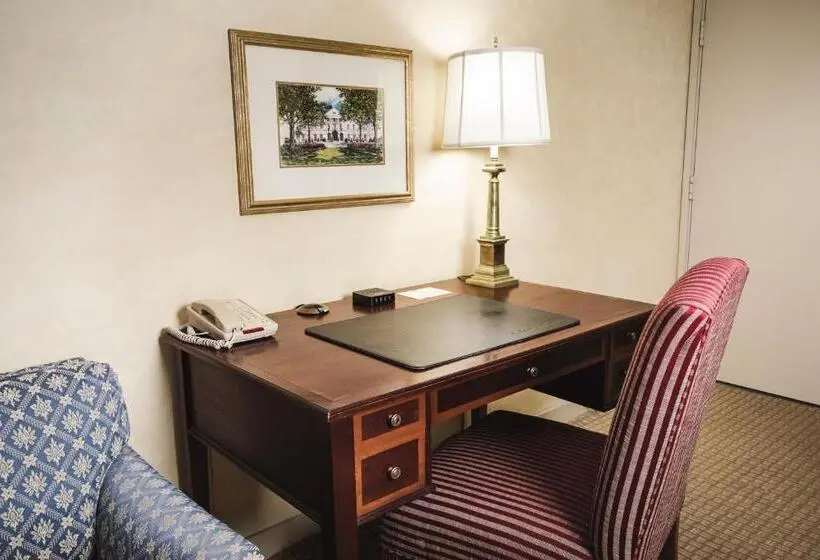 キングサイズベッドのデラックスルーム, Griffin Hotel, An Official Colonial Williamsburg