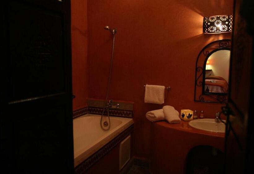 اتاق استاندارد سه نفره, Riad Dar Zampa