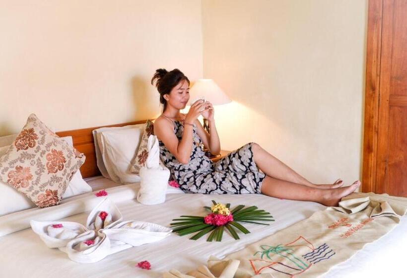 חדר סטנדרט לשלושה, Amed Cafe & Hotel Kebun Wayan