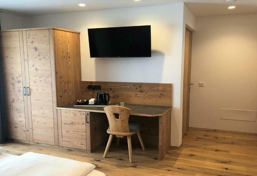 اتاق لوکس با بالکن, B&b Obermair