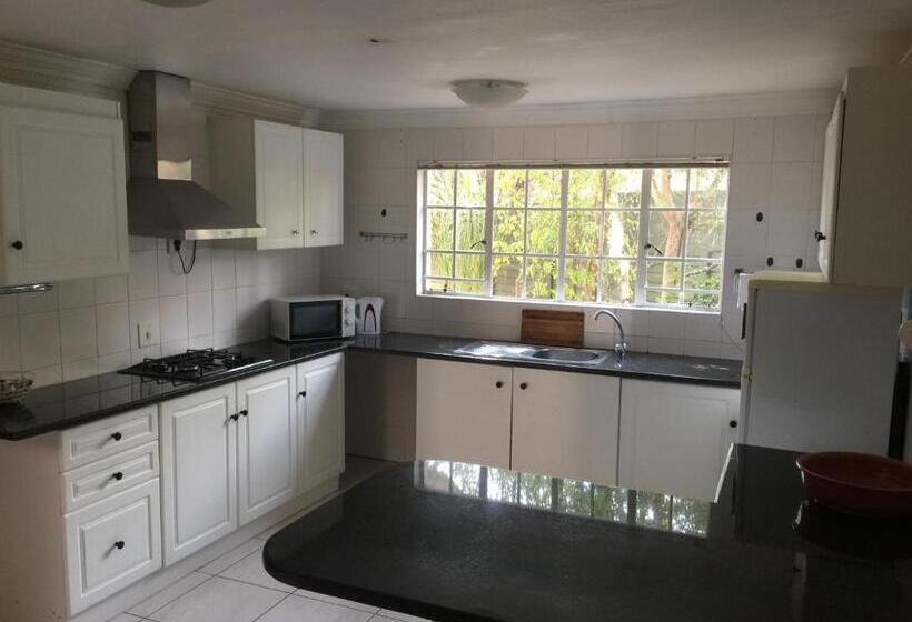 Люкс Семейный 2 Спальни, Summerview Guest Lodge