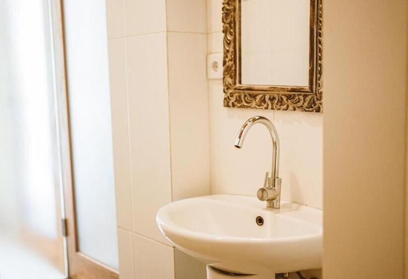 חדר סטנדרט לשלושה, Amed Cafe & Hotel Kebun Wayan