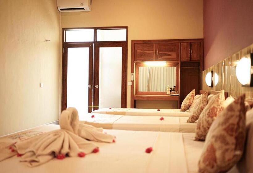 חדר סטנדרט לשלושה, Amed Cafe & Hotel Kebun Wayan