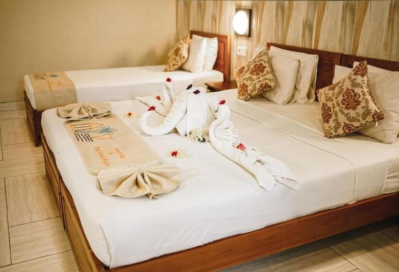 חדר סטנדרט לשלושה, Amed Cafe & Hotel Kebun Wayan