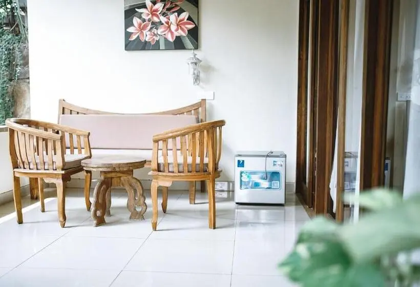 プールの見えるスタンダードトリプルルーム, Amed Cafe & Hotel Kebun Wayan