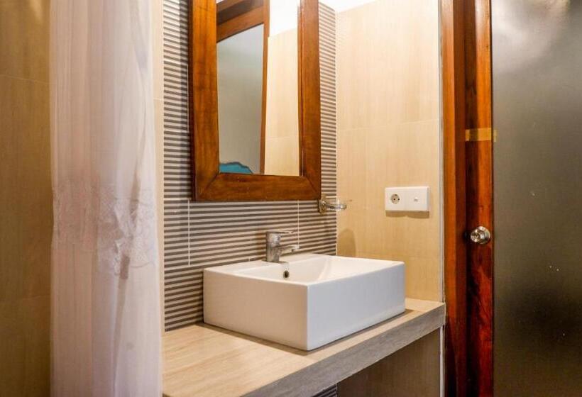 חדר סטנדרט לשלושה עם נוף לבריכה, Amed Cafe & Hotel Kebun Wayan