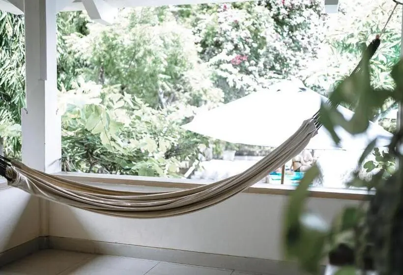 プールの見えるスタンダードトリプルルーム, Amed Cafe & Hotel Kebun Wayan