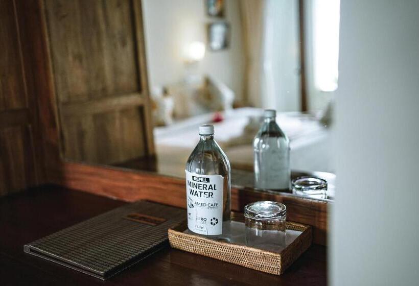 스탠다드 트리플 룸 풀장 전망, Amed Cafe & Hotel Kebun Wayan