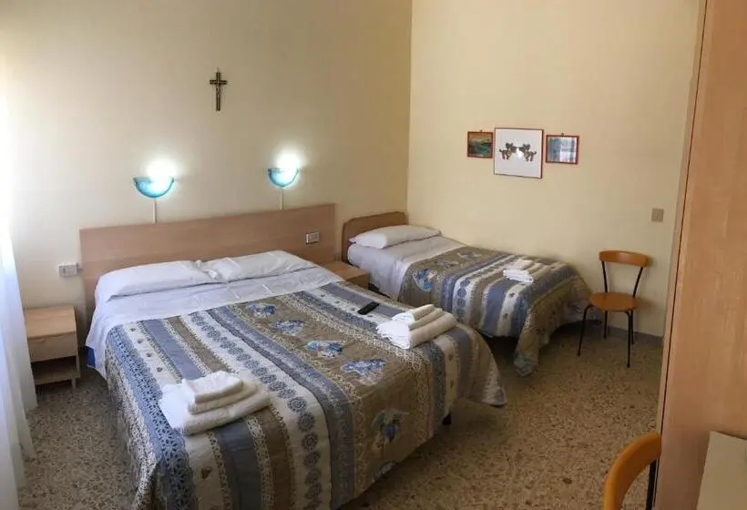 اتاق استاندارد سه تخته با سرویس بهداشتی مشترک, Casa Diomira