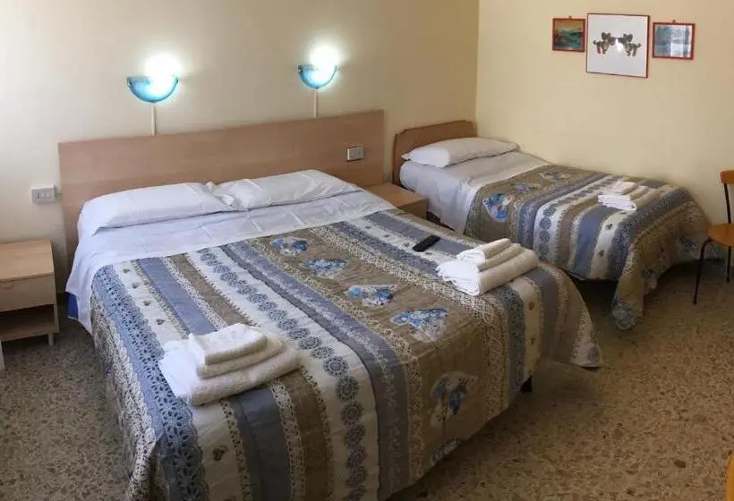اتاق استاندارد سه تخته با سرویس بهداشتی مشترک, Casa Diomira