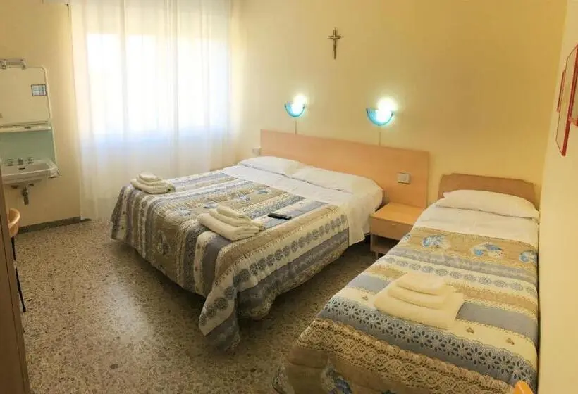 اتاق استاندارد سه تخته با سرویس بهداشتی مشترک, Casa Diomira
