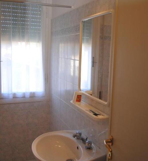 Habitación Triple Estándar, Casa Diomira